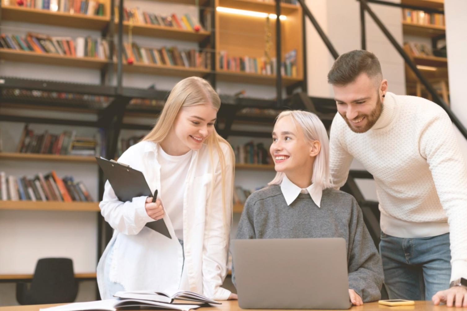 Équipe travaillant sur l'interface utilisateur de orvanteio