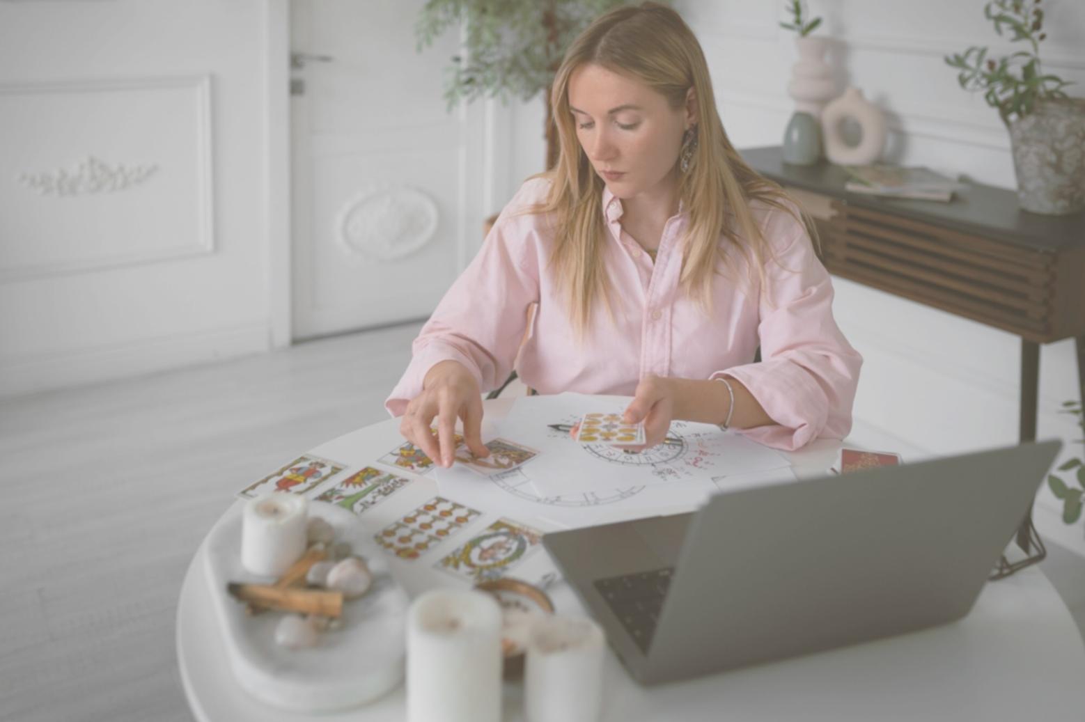 Bureau avec cahier de notes et calculatrice pour gestion budgétaire