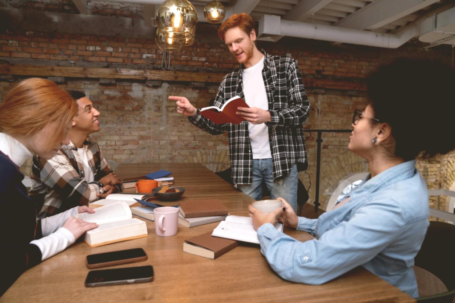 Espace de travail avec ordinateur et documents financiers organisés
